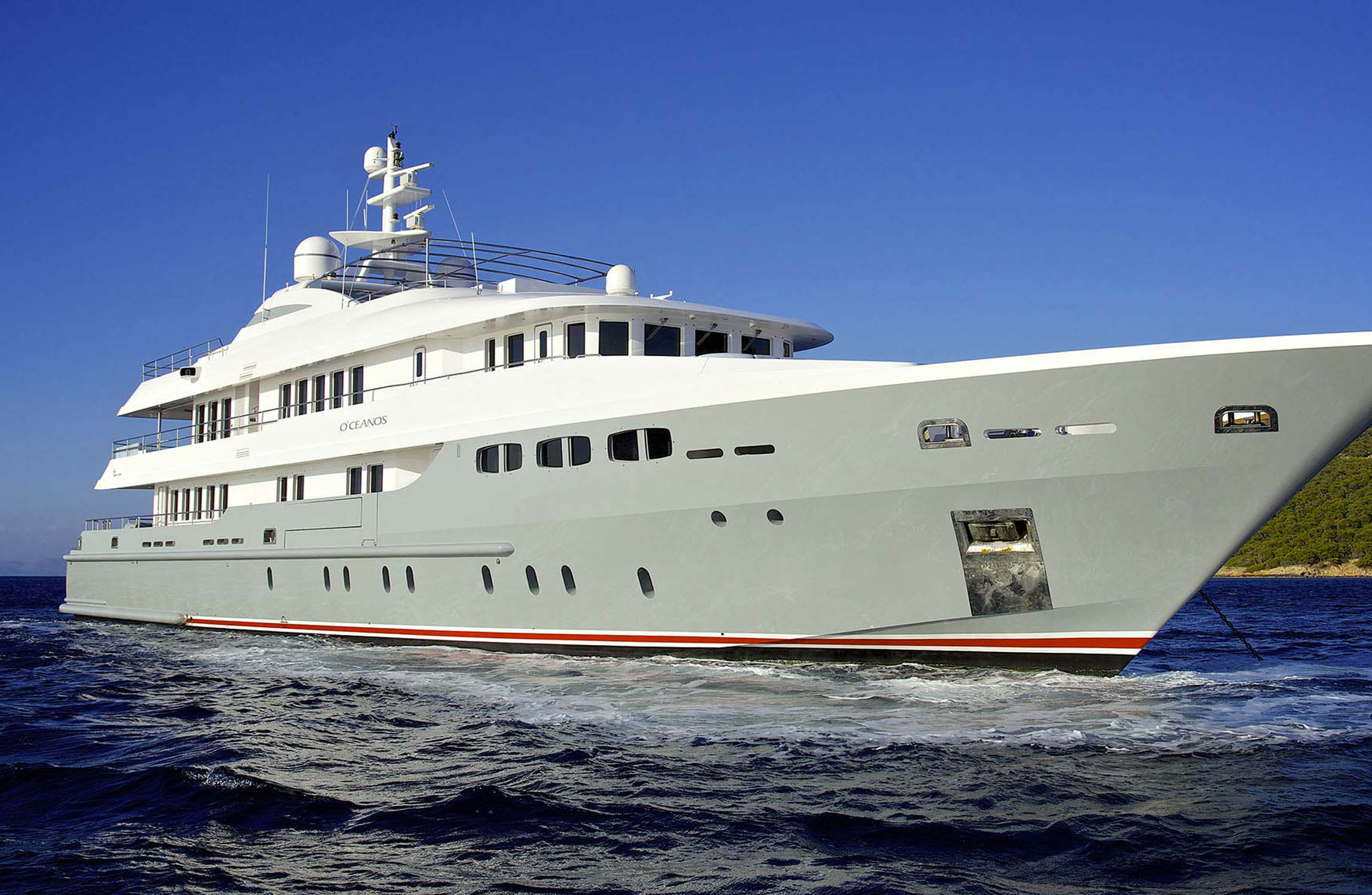 Moncada_Yacht_O'Ceanos_cover Exterior of the Oceanos yacht with a jacuzzi and lounge sofas with chairs and tables in the background.