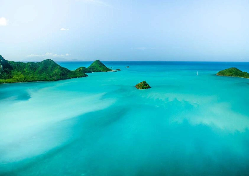 Bright turquoise seas surrounding the leeward islands.