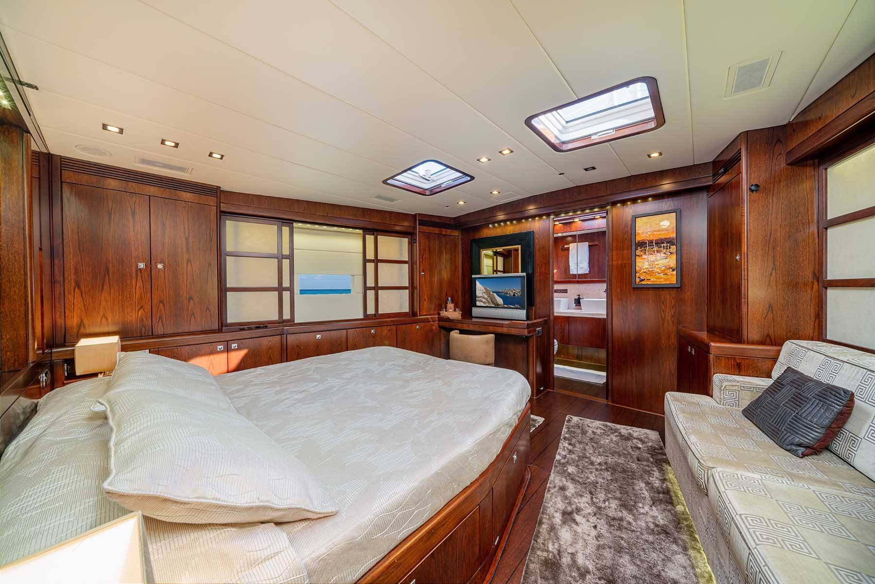 Master cabin SY Farandwide