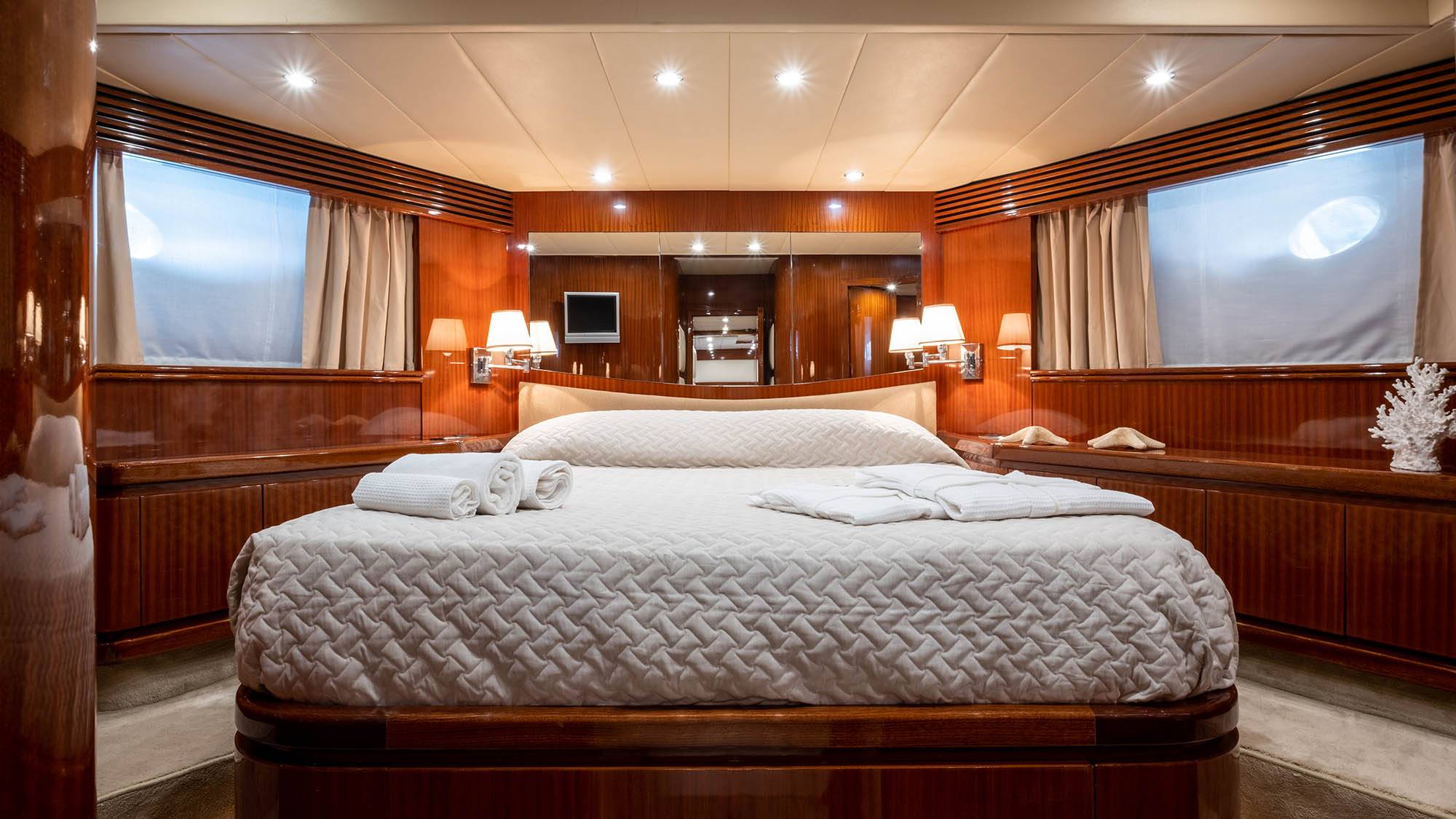 MY Eacos master cabin