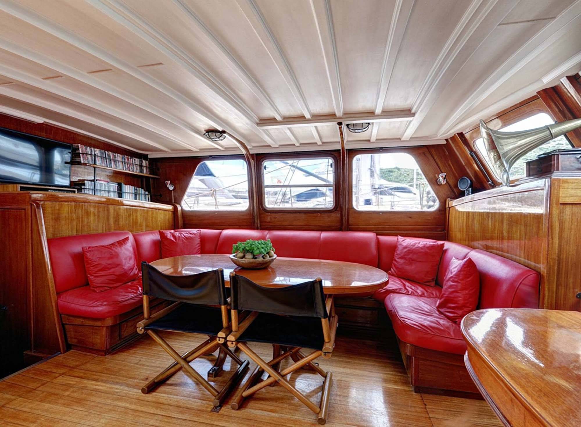 SY Magdalus II for charter