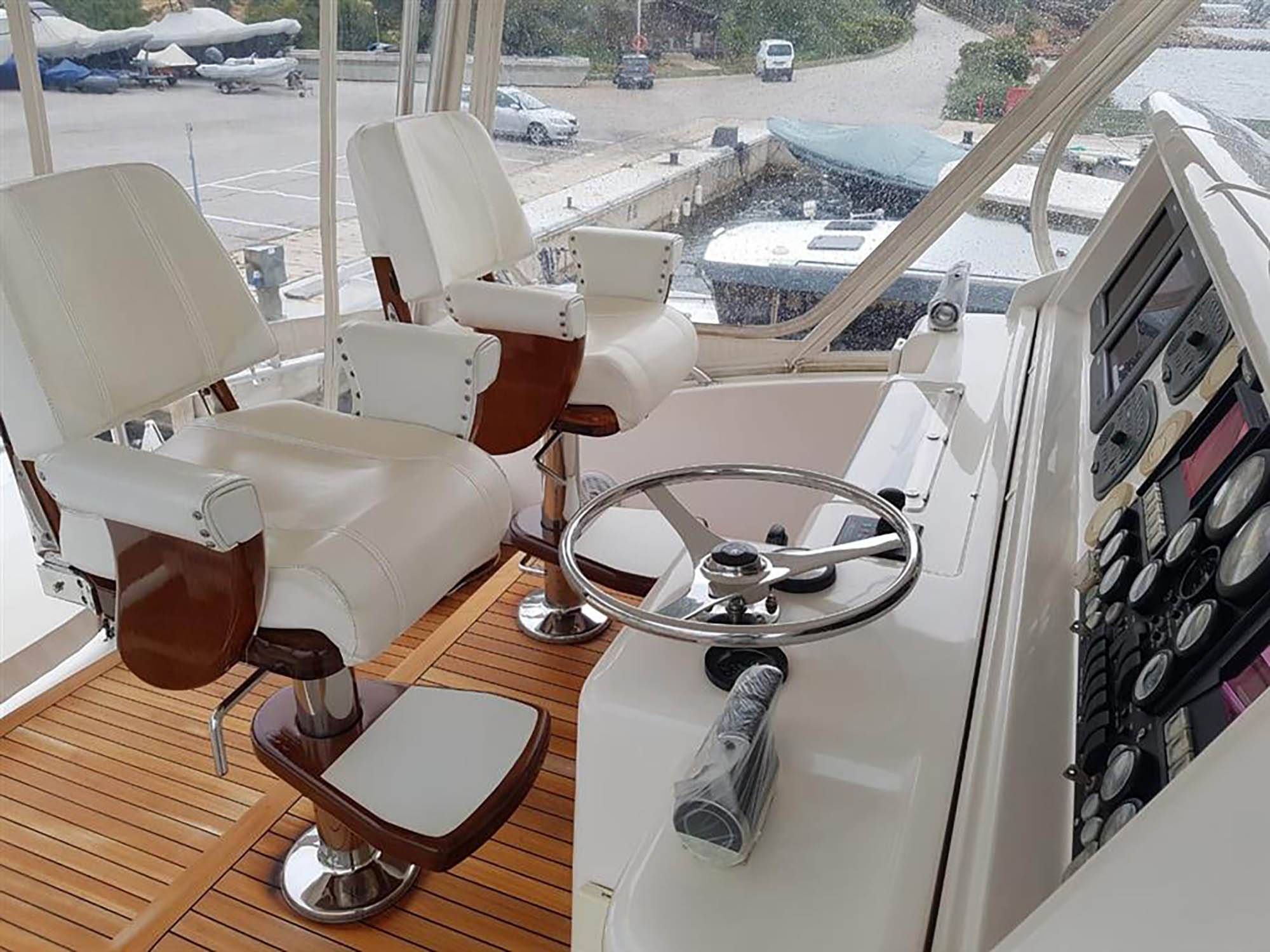 Yacht Bouki Bridge