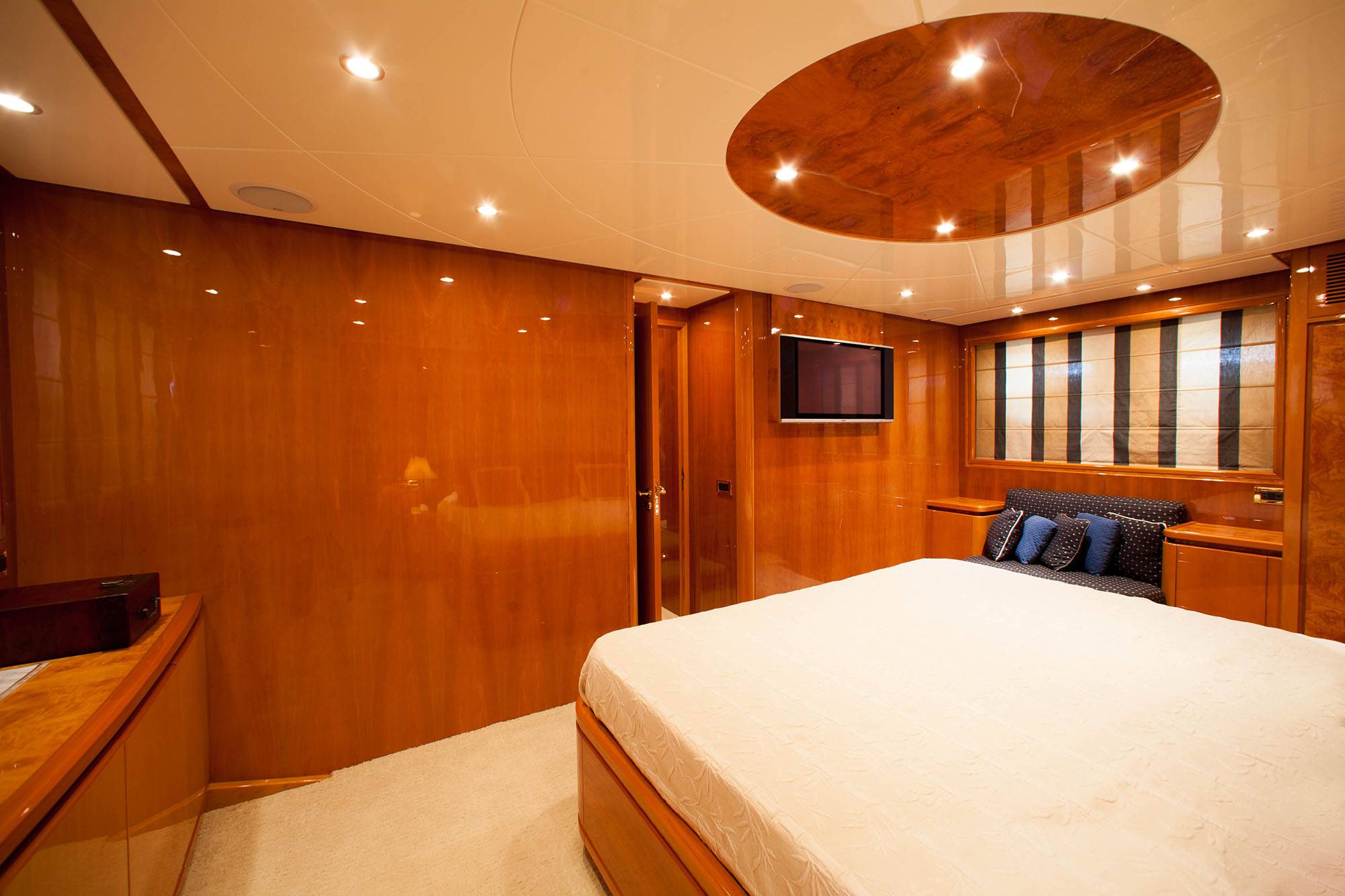 MY Elecon for charter