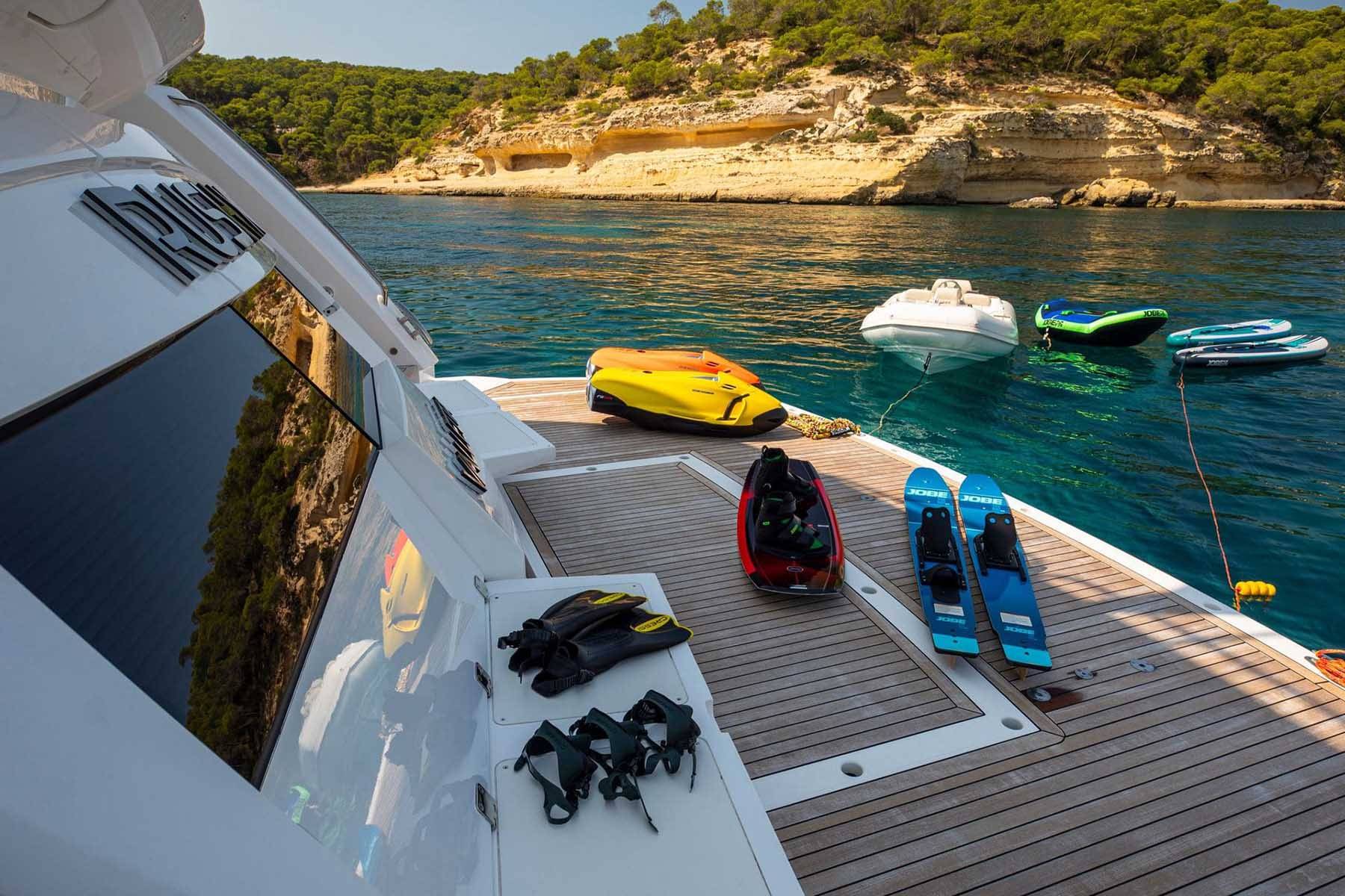 Motor Yacht Rush X  hydraulic bathing platform