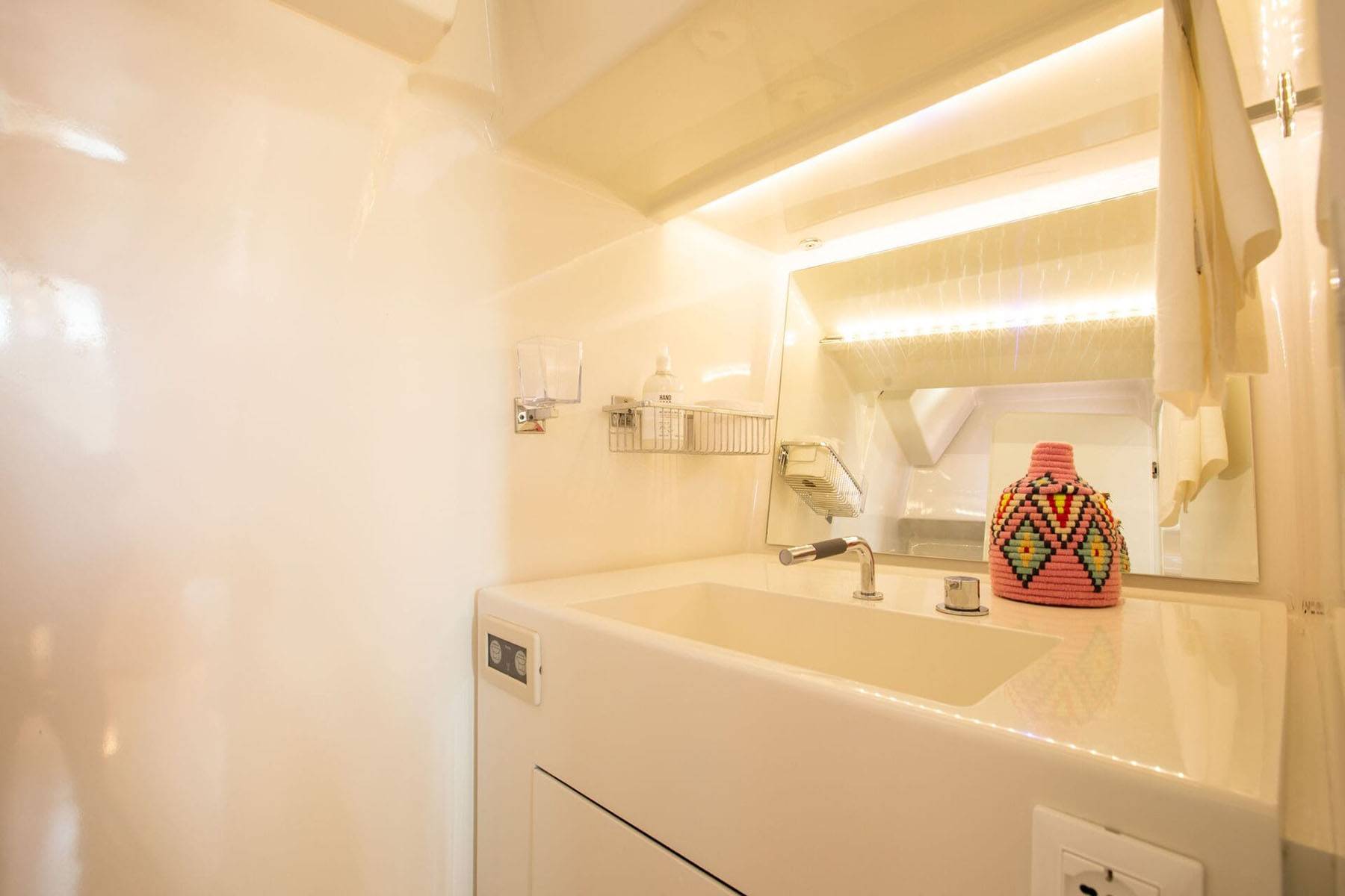 Sailing Yacht Miyabi  en suite bathrooms