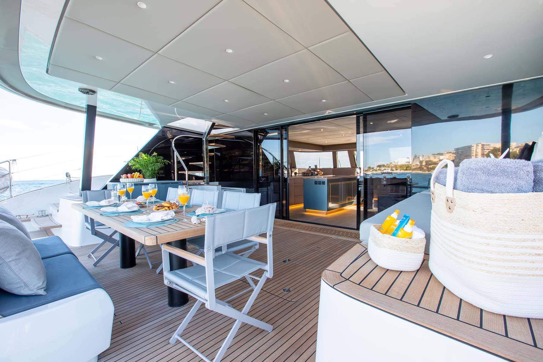 Sunreef Catamaran Sunbreeze . Main deck aft