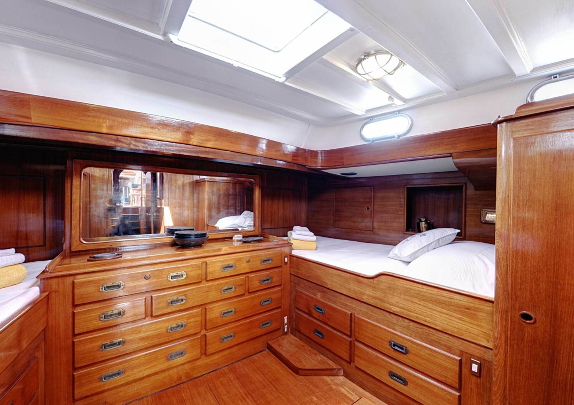 SY Magdalus for charter