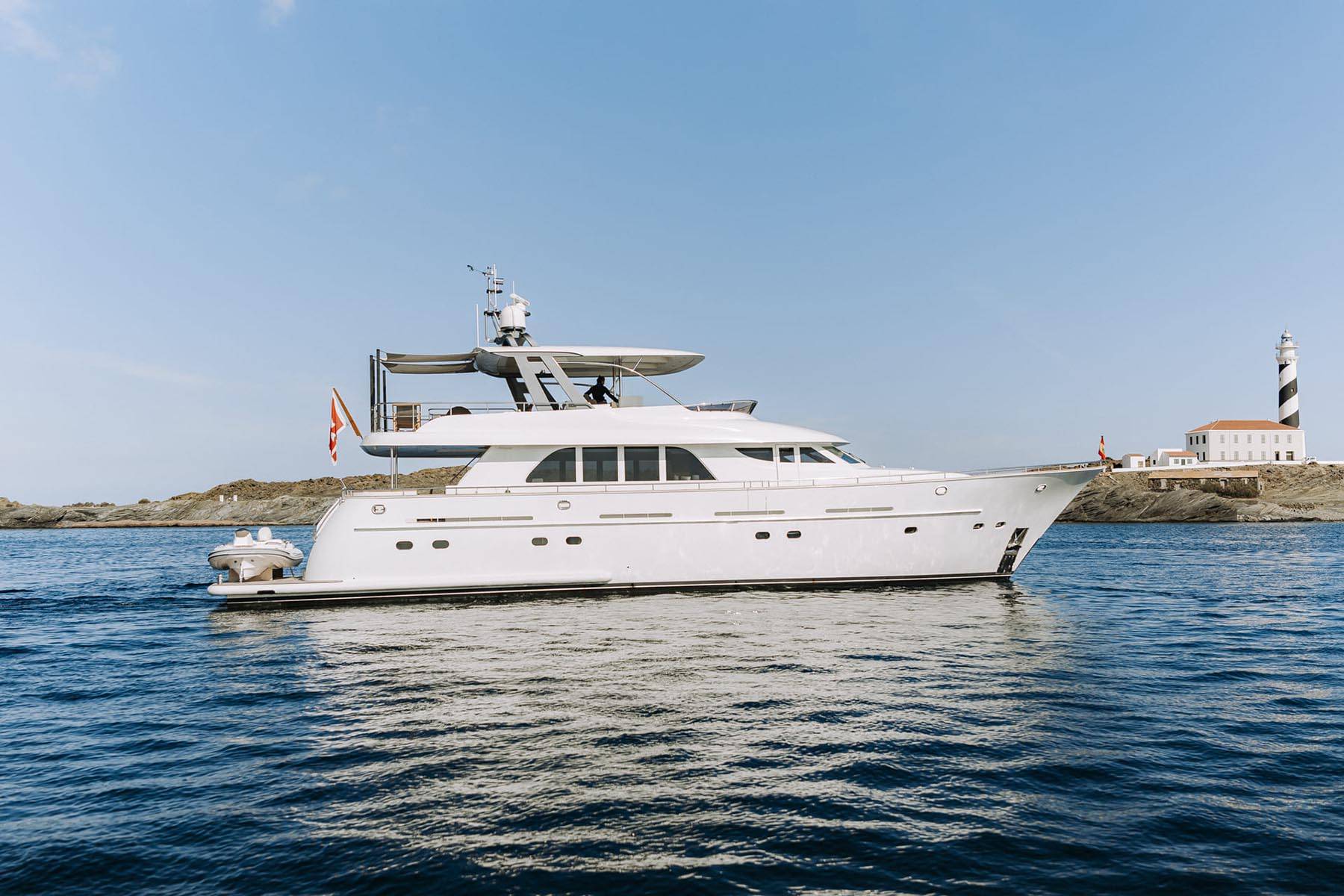 Motor Yacht Las Ninas for charter in Mallorca side view