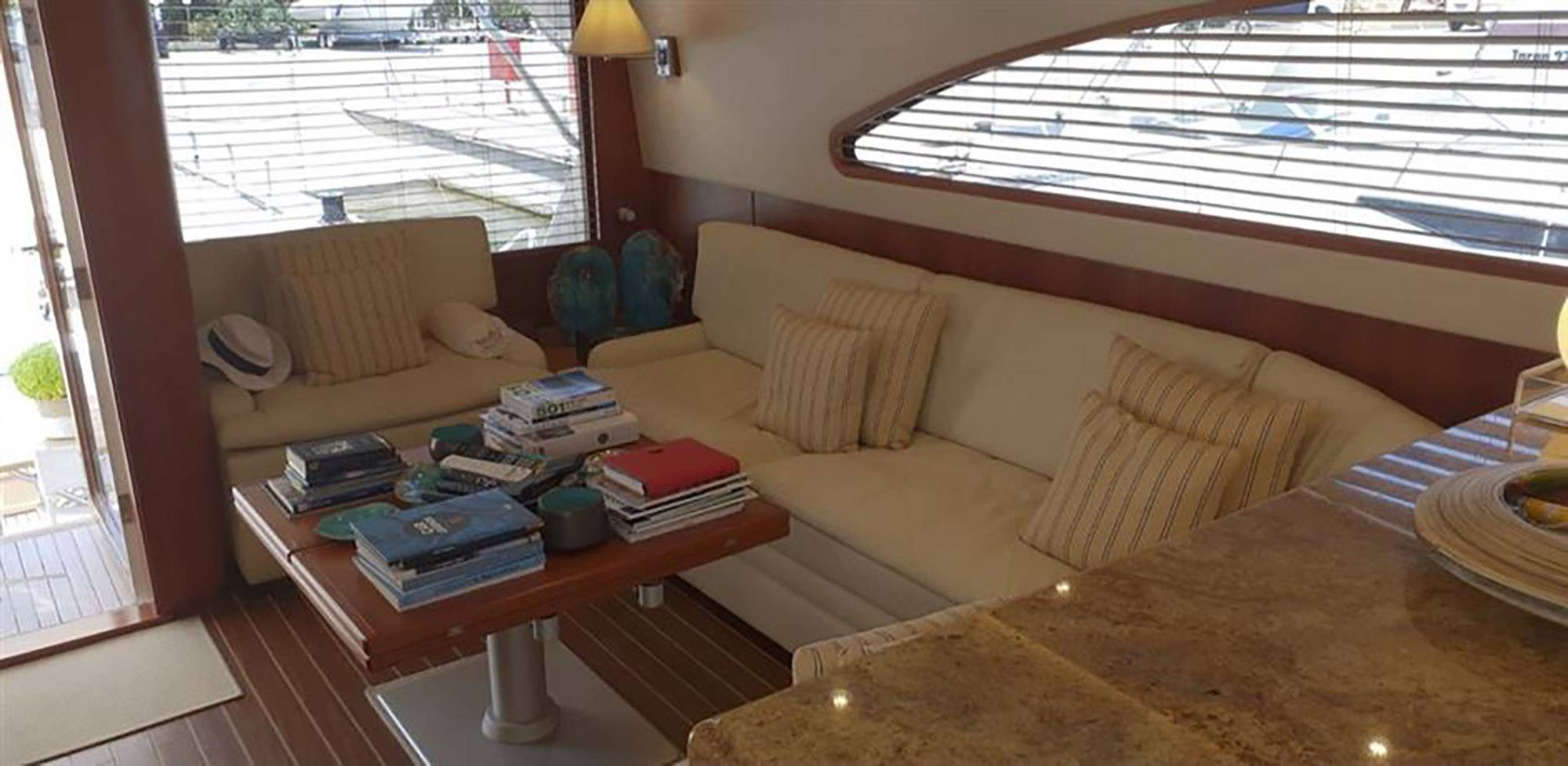 MY Bouki interior