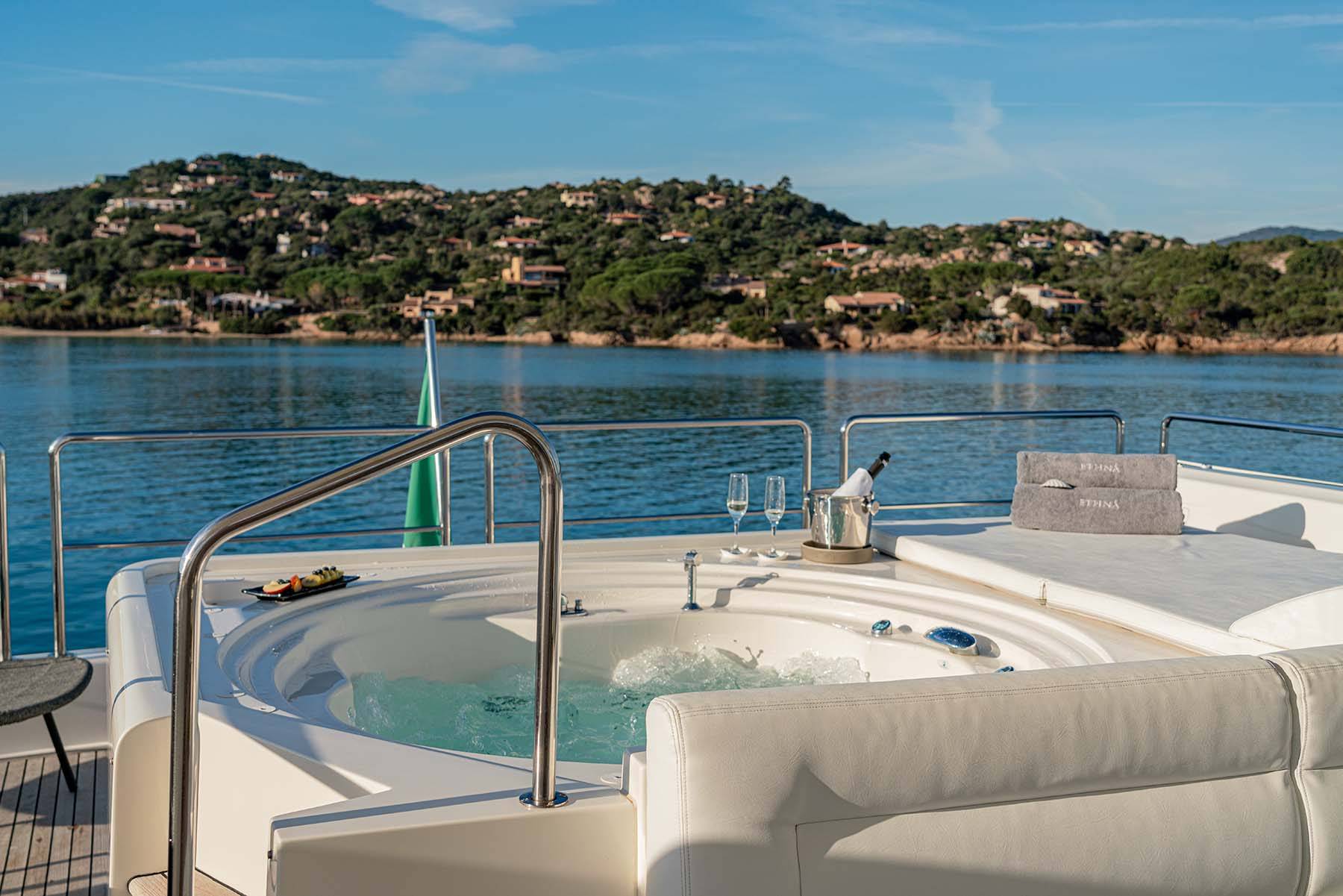 Ethna-Yacht-jacuzzi