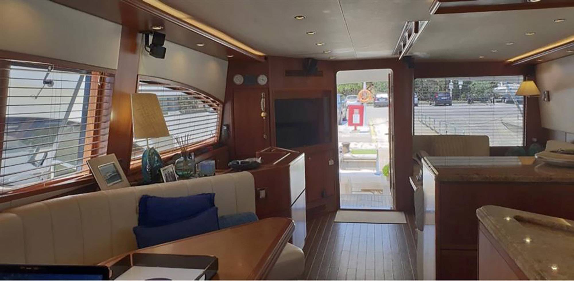 Motor yacht Bouki. Salon