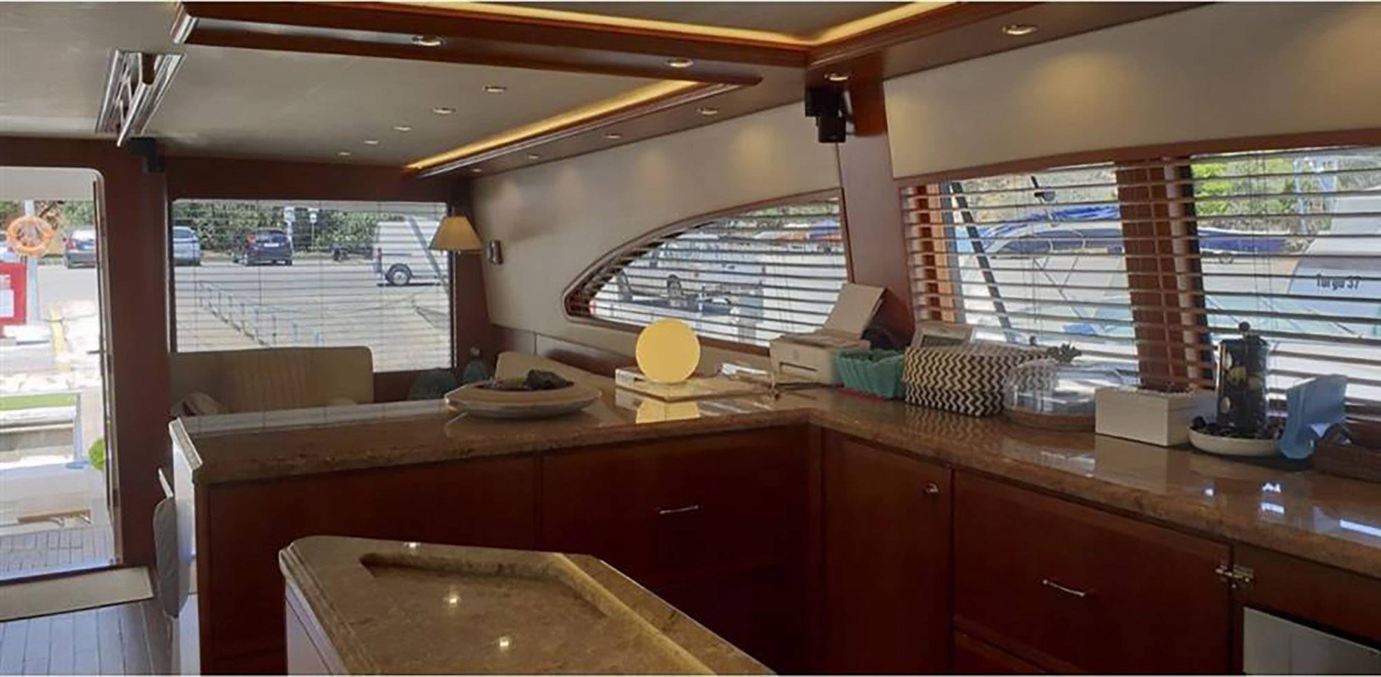 Yacht Bouki salon