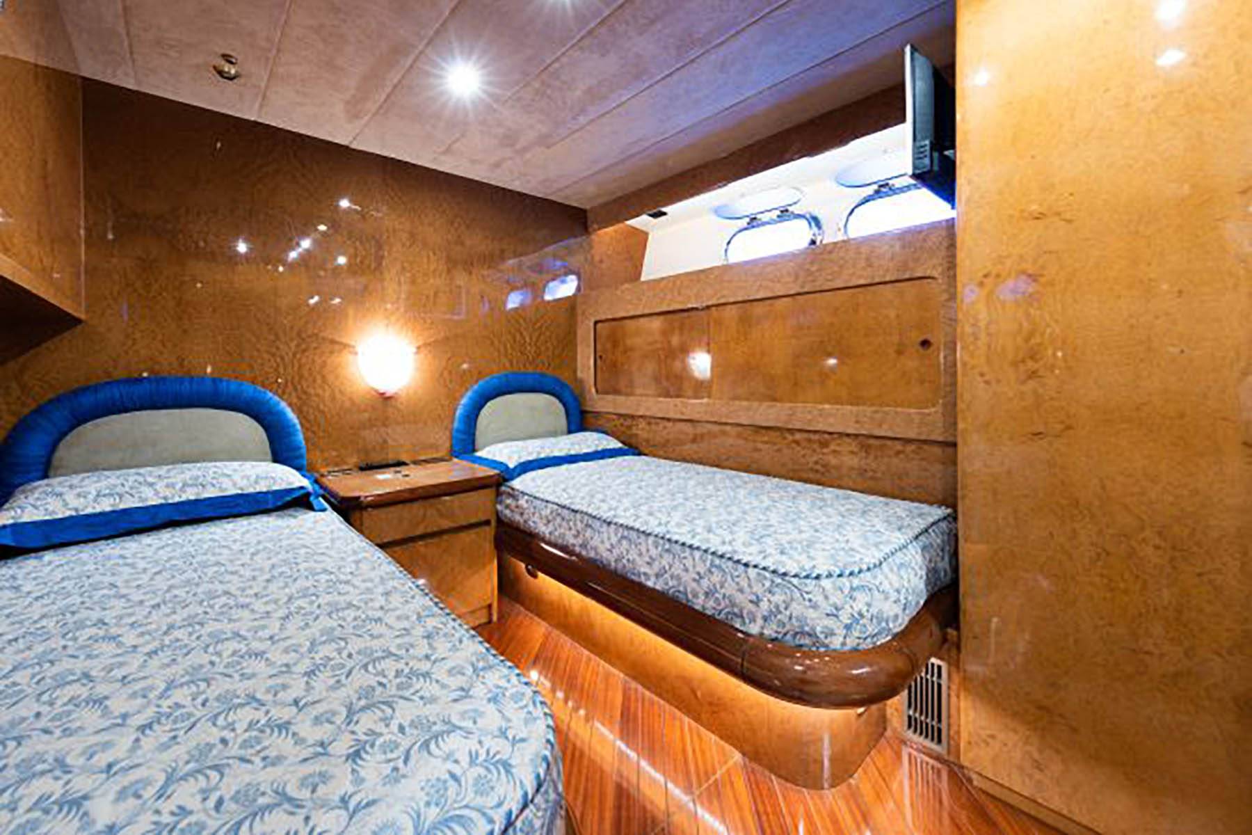 MY admiral28 Baby boss guest cabin