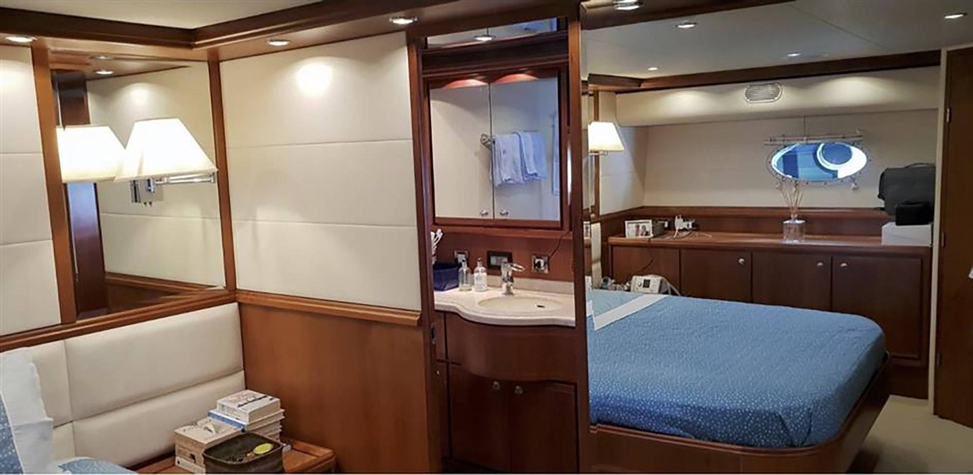 MY Bouki VIP cabin