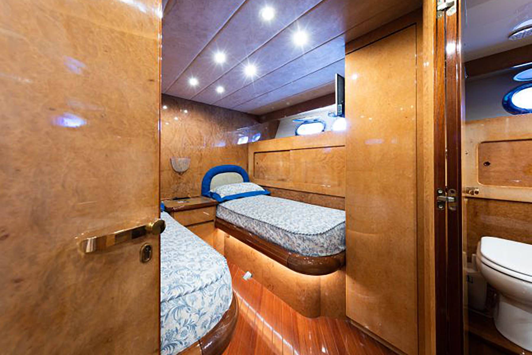 MY Admiral 28 Guest cabin