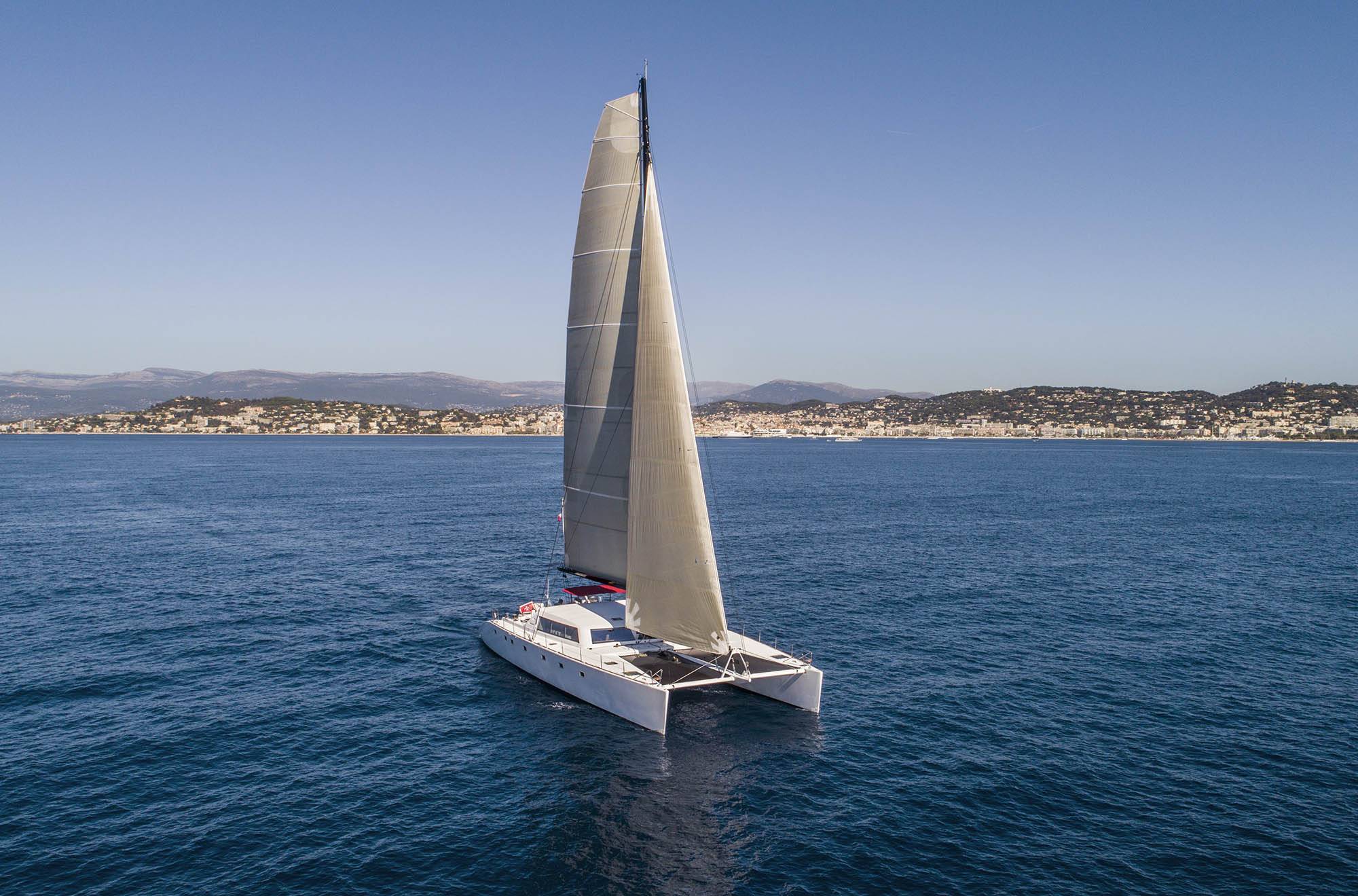 Catamaran Taj