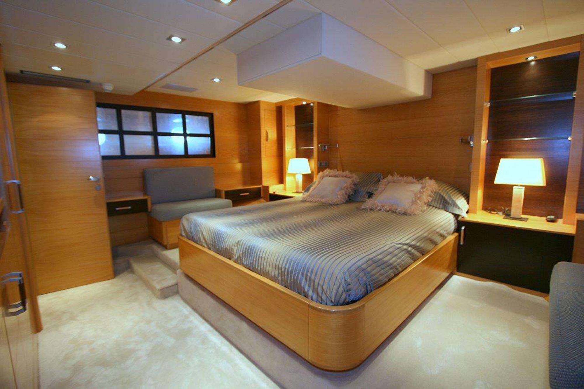 Sunseeker 86 VIP cabin