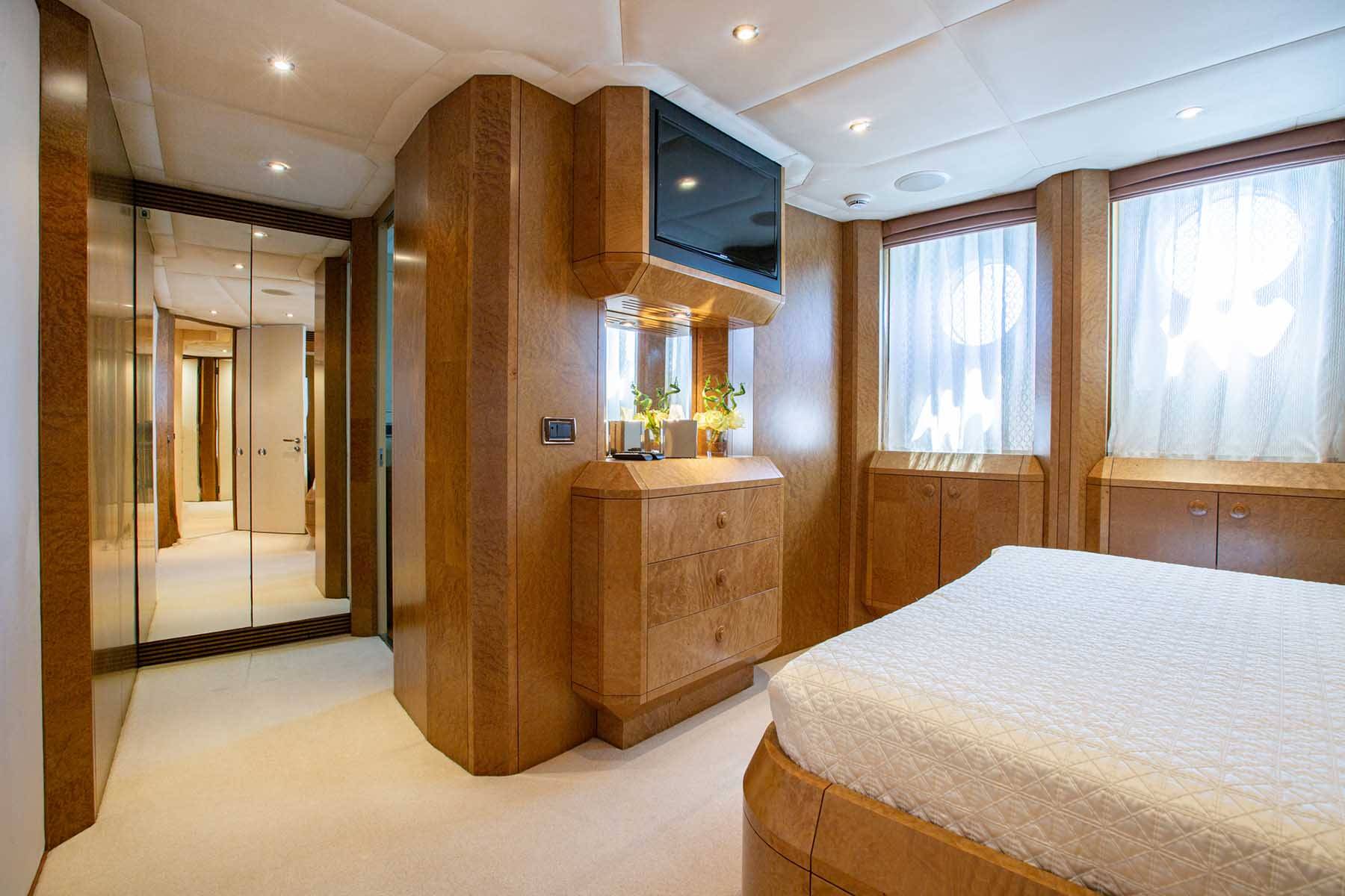 Master cabin MY Benita Blue